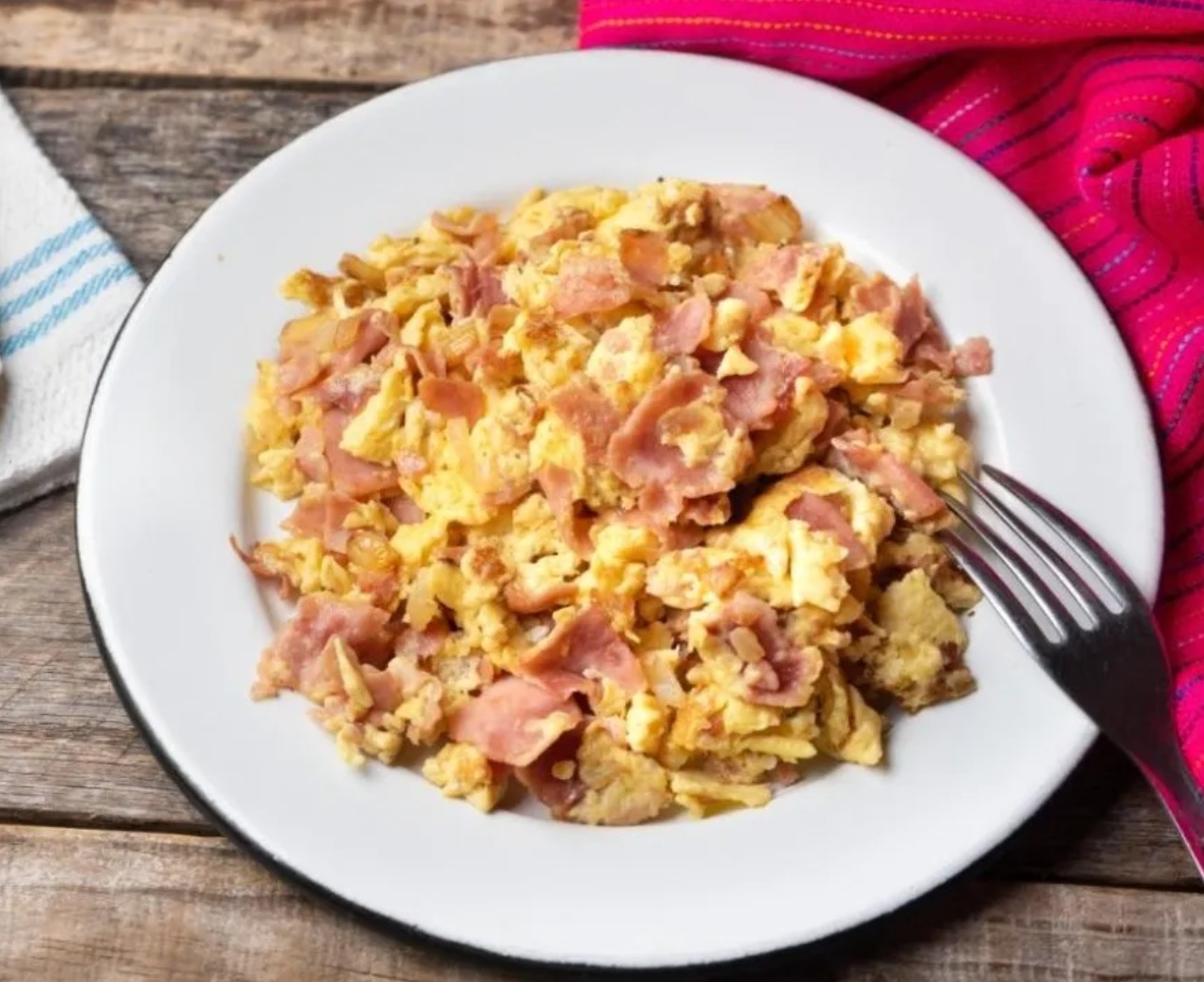 ESPÁRRAGOS TRIGUEROS CON VINAGRETA y HUEVOS REVUELTOS CON JAMÓN